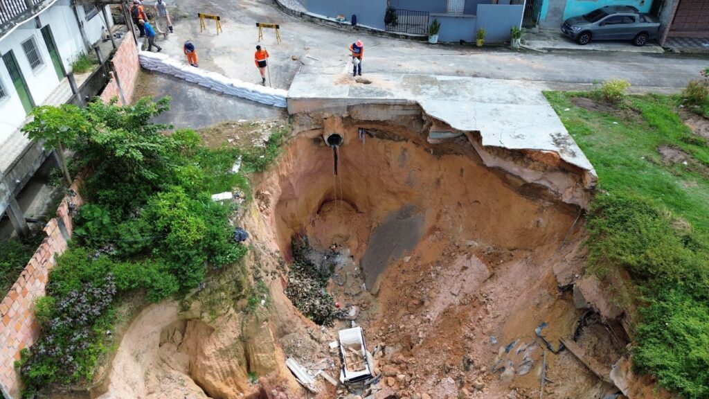 Prefeitura-de-Manaus-inicia-obras-de-contencao-em-talude-no-bairro-Colonia-Antonio-Aleixo-zona-Leste-1